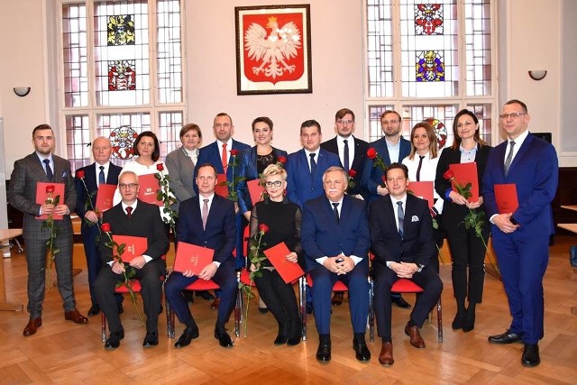 W sławieńskim ratuszu odbyła się pierwsza sesja Rady Miasta kadencji 2018-2023. Ślubowanie złożył burmistrz miasta Krzysztof Frankenstein oraz 15 radnych. W wyniku tajnego głosowania przewodniczącą Rady Miejskiej została Marzena Łużyńska. Otrzymała 12 głosów. 3 osoby wstrzymały się od głosowania. Powołano też kandydatów na wiceprzewodniczących Rady Miejskiej w Sławnie. Radni zgłosili trzy kandydatury: Dominika Margielewskiego, Jarosława Starka i Marcina Bojaryna.  Po przeprowadzeniu głosowania wiceprzewodniczącymi zostali: Dominik Margielewski i Jarosław Stark.W drugiej części obrad powołano przewodniczących komisji Rady Miejskiej. Przewodniczącą Komisji Rewizyjnej Rady Miejskiej została Joanna Iwko.  Przewodniczącym Komisji Gospodarki i Budżetu został Włodzimierz Śledź.  Przewodniczącym Komisji Socjalnej został Paweł Kopczyński. Przewodniczącą Komisji Spraw Publicznych została Marta Stępień. Przewodniczącym Komisji Skarg, Wniosków i Petycji został Adam Poprawski.- Zacznę od serdecznych gratulacji dla radnych Rady Miejskiej w Sławnie. Ciąży na was duża odpowiedzialność za prowadzenie spraw miasta i głęboko wierzę, że z tych obowiązków należycie się wywiążecie, a współpraca między nami będzie układała się pomyślnie - mówił podczas sesji Krzysztof Frankenstein, burmistrz Sławna. Zobacz także Akcja Gdy mówię wolność w Sławnie