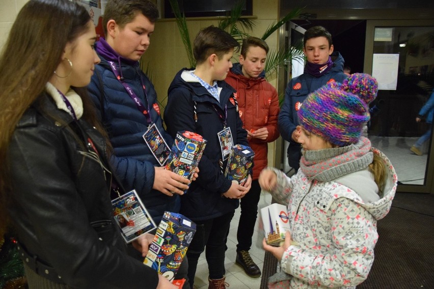 WOŚP 2019 w Skale. Wśród fantów strój pilota, lalki Afrykanki i pieczone pstrągi [ZDJĘCIA]