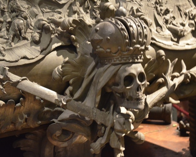 Wiele sarkofagów jest ozdobionych wyrzeźbionymi piszczelami i czaszkami, co ma przypominać o marności tego świata