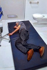 Pacjent szpitala w Tczewie został położony w łazience? 