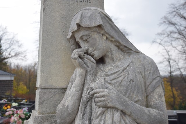 Jedna z rzeźb nagrobnych na rudawskim cmentarzu. To płaczka na grobie Franciszki Gawrzyckiej, kobiety zmarłej w 1909 roku