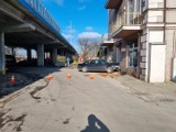 Groźnie w Ostrowcu. Samochód potrącił kobietę i uderzył w budynek