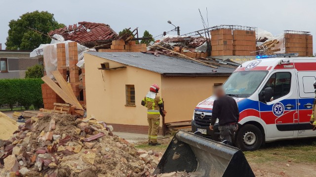 Zawalił się dach w przebudowywanym domu jednorodzinnym. W czasie wypadku w okolicy wiał porywisty wiatr.