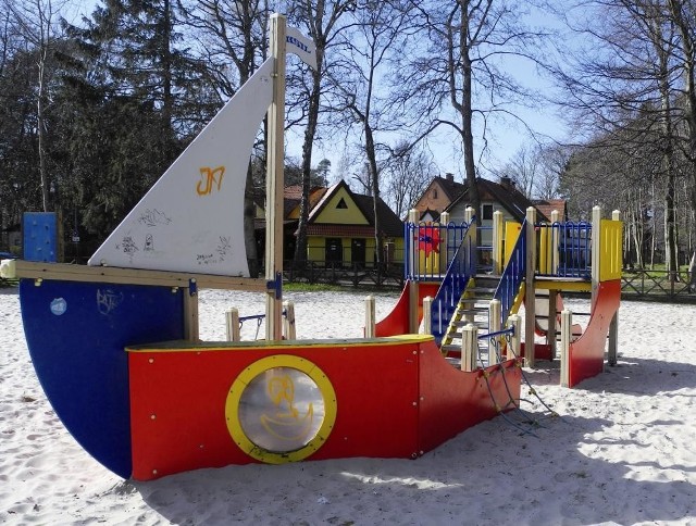 Place zabaw w Łebie dewastują chuligani. Na zdjęciu: na tym urządzeniu wandale  porysowali pisakiem żagiel.
