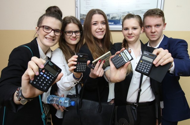 Uczniowie klasy 3 "C" VI Liceum imienia Juliusza Słowackiego na maturę z  matematyki zabrali oczywiście kalkulatory