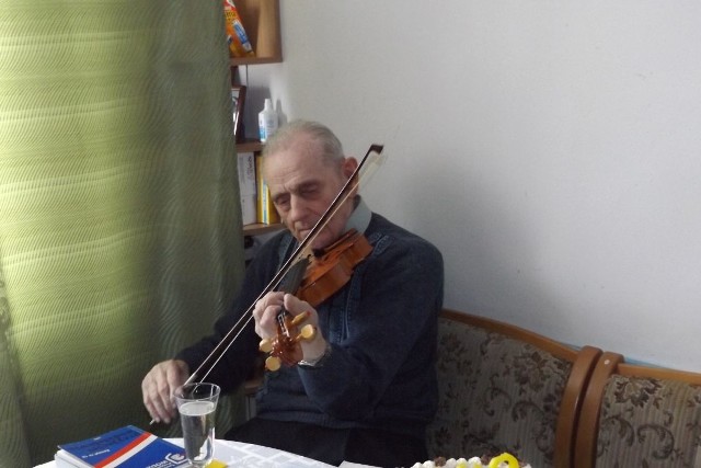 Pan Władysław w przeszłości sam tworzył skrzypce, dlatego na tym instrumencie na urodzinach zagrał sobie „Dwieście lat”.