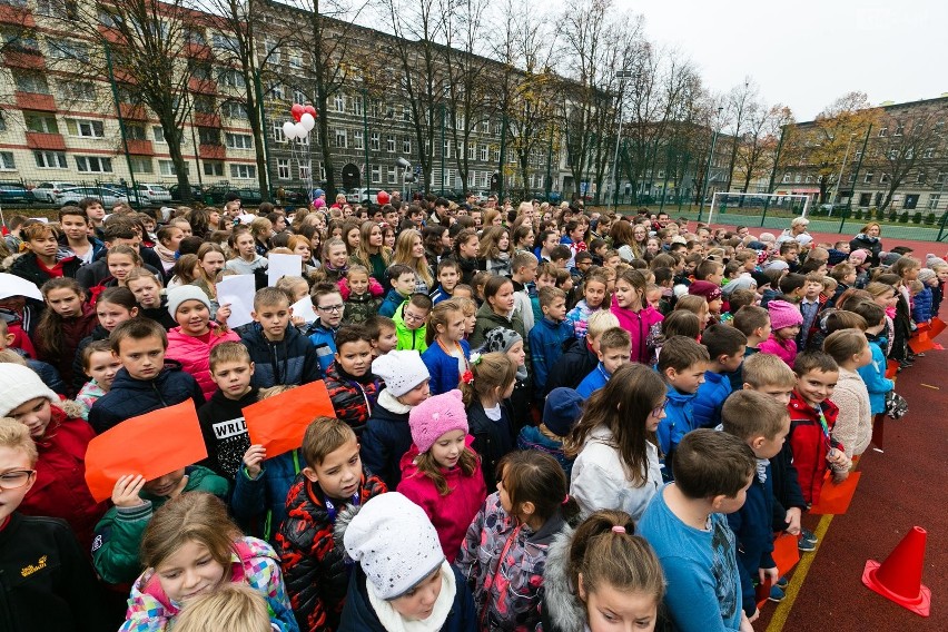 Zachodniopomorskie: Uczniowie i nauczyciele bili "Rekord dla Niepodległej". Był marsz, flaga i wspólne śpiewanie hymnu [WIDEO, ZDJĘCIA]