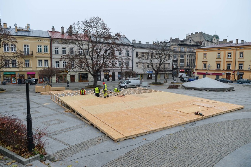 Na Placu Niepodległości w Przemyślu trwa budowa mobilnego...