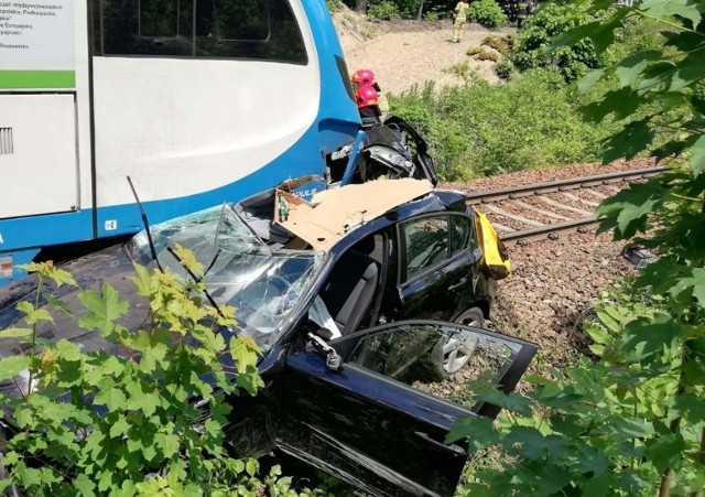 Wypadek w Mikołowie. BMW wjechało pod pociąg.Zobacz kolejne zdjęcia. Przesuwaj zdjęcia w prawo - naciśnij strzałkę lub przycisk NASTĘPNE