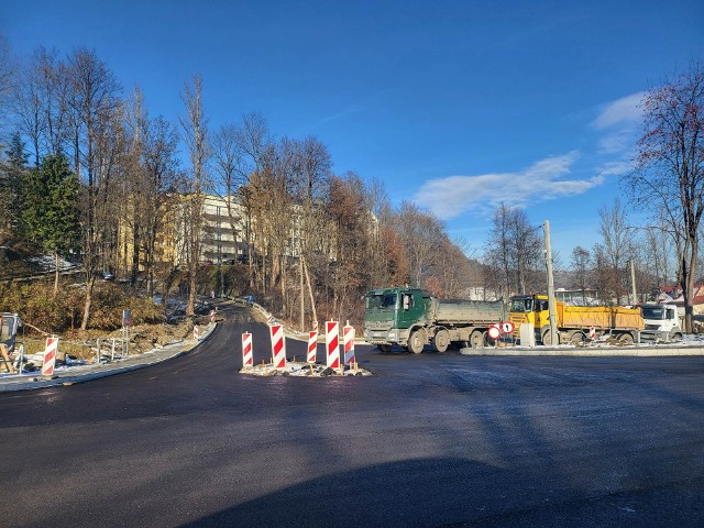 W tym roku udało się zakończyć prace przy przebudowie skrzyżowania Powstańców Śląskich z ulicą Gładkie. Za rok będzie kolejny etap prac w tym rejonie - przy budowie muru oporowego i chodników