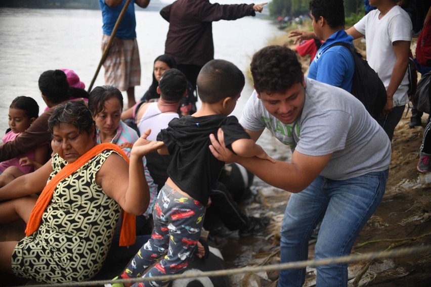 Karawana z tysiącami migrantów zmierzających do USA...