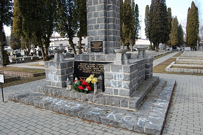 Nowy Sącz. Ukradli symbole sowieckie, napisali „precz z komuną” na cmentarzu [ZDJĘCIA]