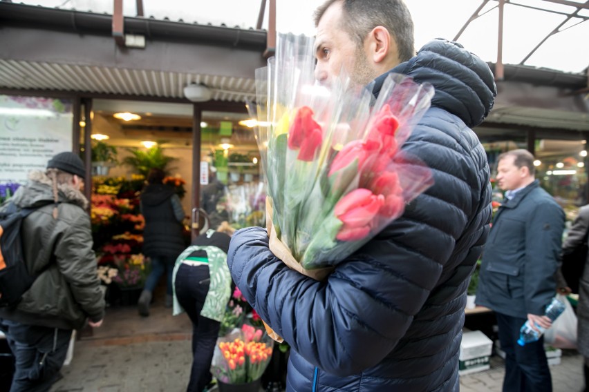 Dzień Kobiet. Panowie szturmują krakowskie kwiaciarnie [GALERIA] 