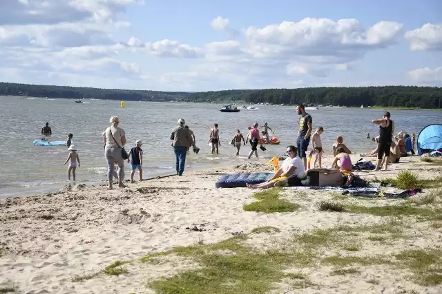 Zalew Chańcza na pograniczu powiatu staszowskiego i kieleckiego znów przyciągnął mnóstwo plażowiczów. W sobotę, 1 sierpnia, wiele osób opalało się lub pływało w wodzie. Były rodziny z dziećmi, ale także młodzież,dorośli. Jak zwykle było też sporo pływających łodzi i żaglówek. >>> ZOBACZ WIĘCEJ NA KOLEJNYCH ZDJĘCIACH 