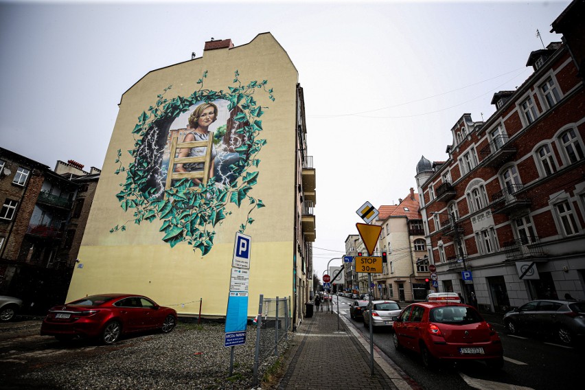 Mural przedstawiający Krystynę Bochenek w centrum Katowic