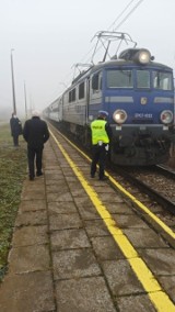 Wypadek na torach w Piekoszowie. Pociąg potrącił dwie kobiety. Jedna jest w ciężkim stanie