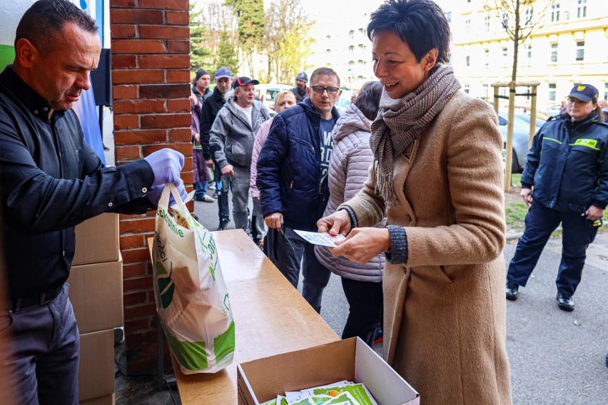 Świąteczne paczki dla bezdomnych. Prezenty żywnościowe wręcza Caritas w Szczecinie [ZDJĘCIA]