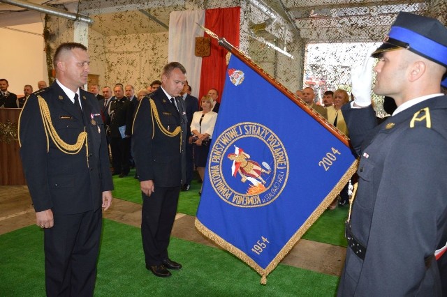 Podczas przejęcia stanowiska komendanta stalowowolskich strażaków, od lewej Robert Lebioda i Andrzej Babiec.