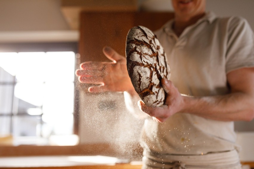 Domowy chleb najlepszy jest z chrupiącą skórką.