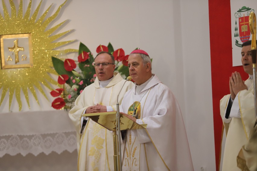 Ważna uroczystość w parafii w Domaszowicach. Biskup Jan Piotrowski wprowadził relikwie Jana Pawła II i poświęcił Kaplicę Zawierzenia