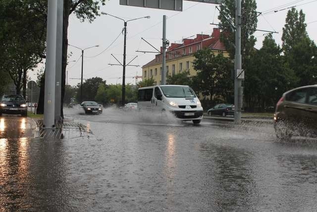 Kanalizacja deszczowa pod Szosą Lubicką nie mogła sobie poradzić ze skutkami niedzielnego oberwania chmury