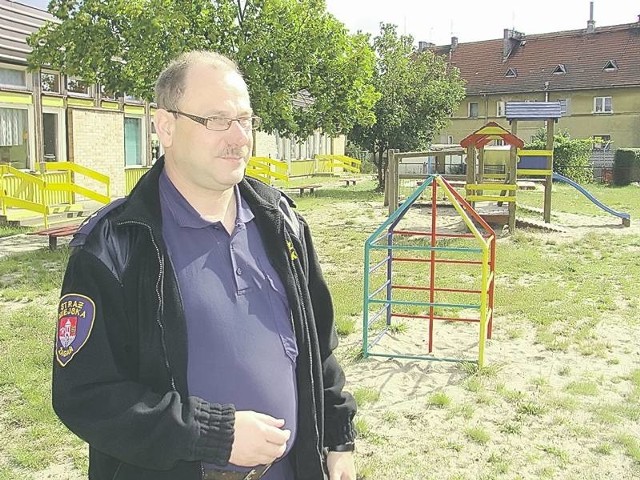 - Nie mamy większych uwag do stanu placów zabaw - zaznacza strażnik miejski Zbigniew Perwiński. - Urządzenia na nich są wymieniane sukcesywnie.