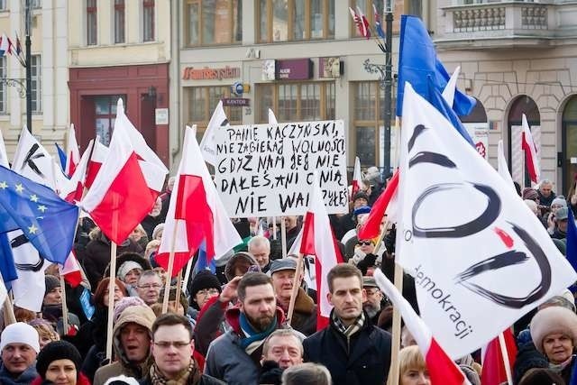 Manifestacja KOD na Starym RynkuManifestacja KOD na Starym Rynku