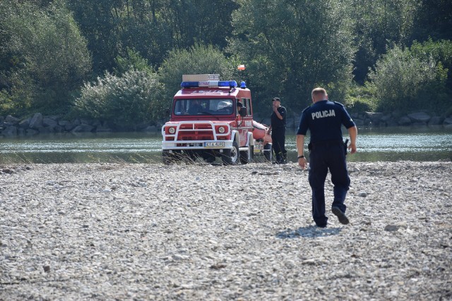 Strażacy i policja początkowo prowadzili poszukiwania w Dunajcu, w rejonie Ostrowa