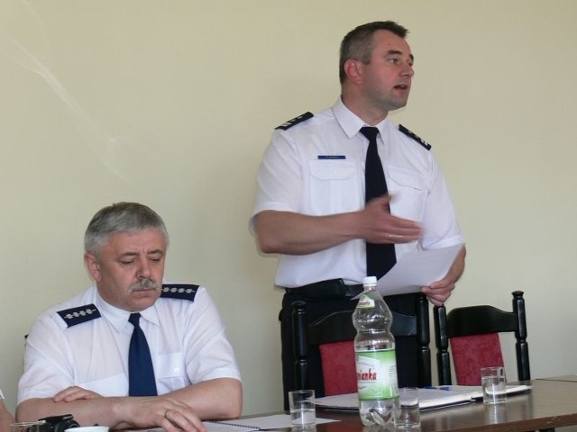 Młodszy inspektor Piotr Kania (na zdjęciu stoi, siedzi komendant suchedniowskiego posterunku) nie szczędził samorządowcom gorzkich słów.