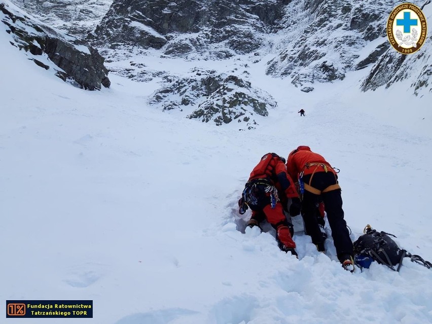 Tatry. TOPR opublikował zdjęcia z lawiny pod Rysami [ZDJĘCIA]