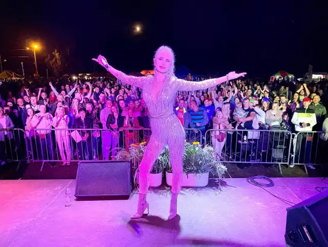 Wykonujący muzykę disco polo zespół Mejk był jedną z gwiazd imprezy w Stromcu. Na pierwszym planie wokalistka grupy, Elwira Mejk, za nią liczna, stromiecka publiczność.