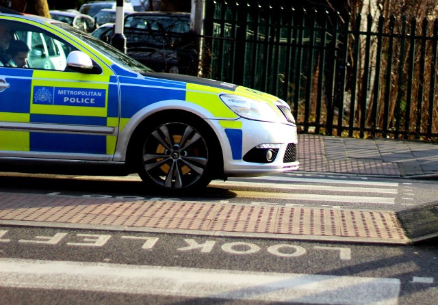 Sprawca został zabrany do szpitala. Stan dwóch zaatakowanych policjantów na razie nie jest znany. Zdjęcie ilustracyjne.