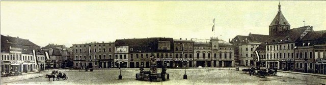 Przedwojenna fotografia przedstawia Rynek z 1903 roku.