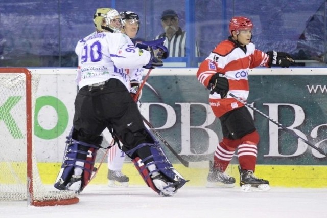 29-letni Czech Josef Fojtik (z prawej) w pierwszym meczu półfinału play-off, w którym Cracovia wygrała w Sanoku 4-3, strzelił dwa gole i dołożył asystę.