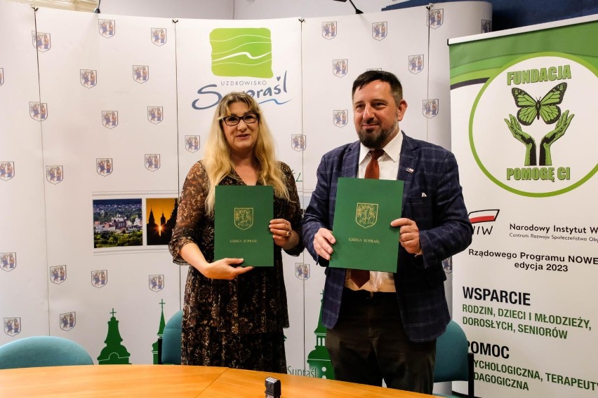 Fundacja "Pomogę Ci" podpisała porozumienie z gminą Supraśl. Wspólnie będą pomagać uchodźcom z Ukrainy 