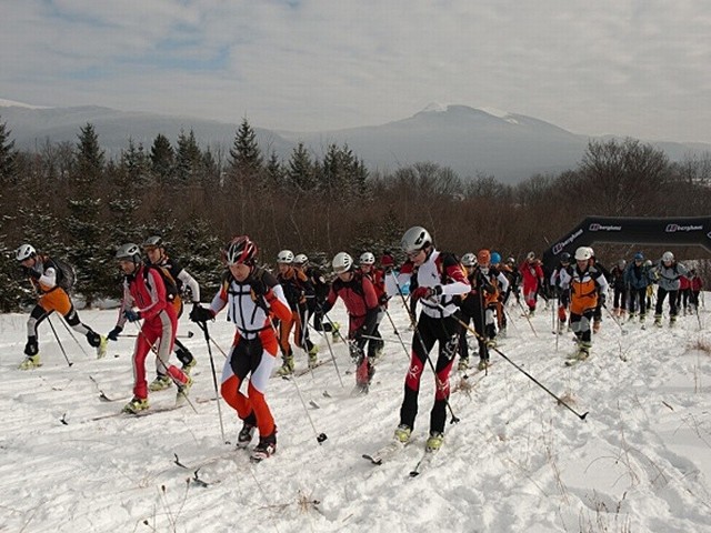 Skialpinizm to połączenie wspinaczki, biegu i zjazdu na nartach.