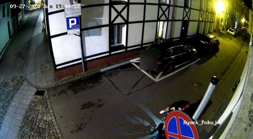 Ukradli motorower stojący... pod kamerą monitoring na Starym Rynku. Szuka ich policja. Znacie ich? Wideo, zdjęcia