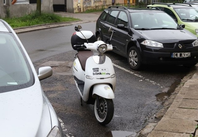 Teraz skutery Blinkee można zostawiać (i wypożyczać) również na sporej części Widzewa Wschodu.Od wczoraj elektrycznymi skuterami można już dojechać na Widzew Wschód. Firma Blinkee.city, której białe jednoślady jeżdżą po Łodzi od końca kwietnia, rozszerzyła obszar, gdzie można pozostawić (a więc i wypożyczyć) ich pojazd.Jak zapowiadał już przed tygodniem Daniel Rostkowski, szef Blinkee w naszym mieście, wraz ze wzrostem floty skuterów, będzie zwiększał się również ich terytorialny zasięg. W pierwszej kolejności właśnie o Widzew, skąd napływało do firmy mnóstwo próśb. ZASIĘG SKUTERÓW NA WIDZEWIE - KLIKNIJ KOLEJNE ZDJĘCIE