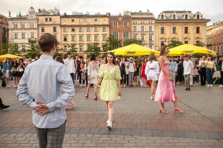 Uczniowie z Ukrainy pożegnali szkołę walcem na krakowskim Rynku