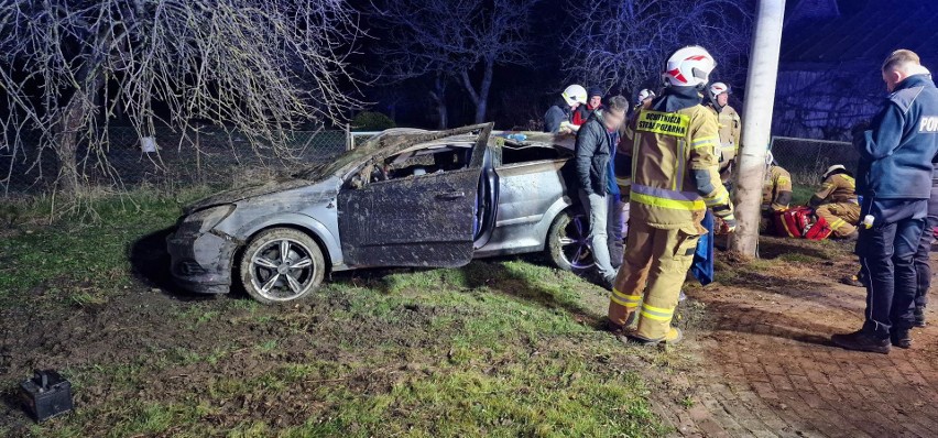 Samochód uderzył w słup i dachował! Trzy osoby poszkodowane 