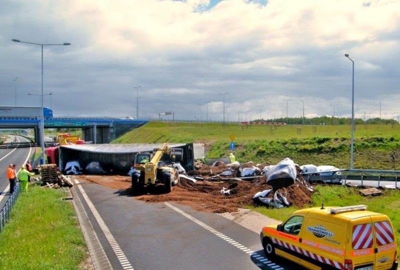 Raczki. Ciężarówka wywróciła się na obwodnicy (zdjęcia)