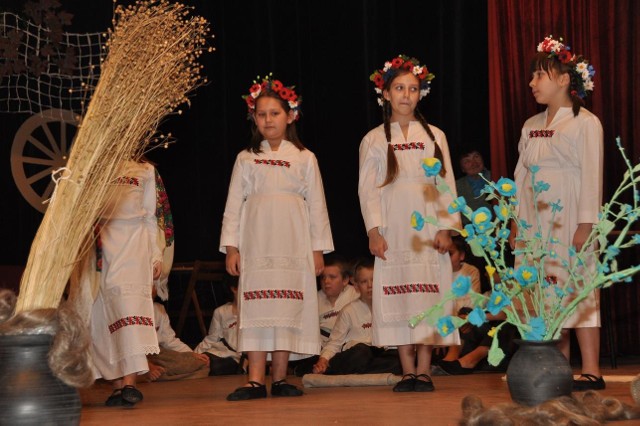 Zwyczaje związane z rwaniem lnu przedstawiła grupa ze Szkoły Podstawowej nr 3 z Dodatkową Nauką Języka Białoruskiego