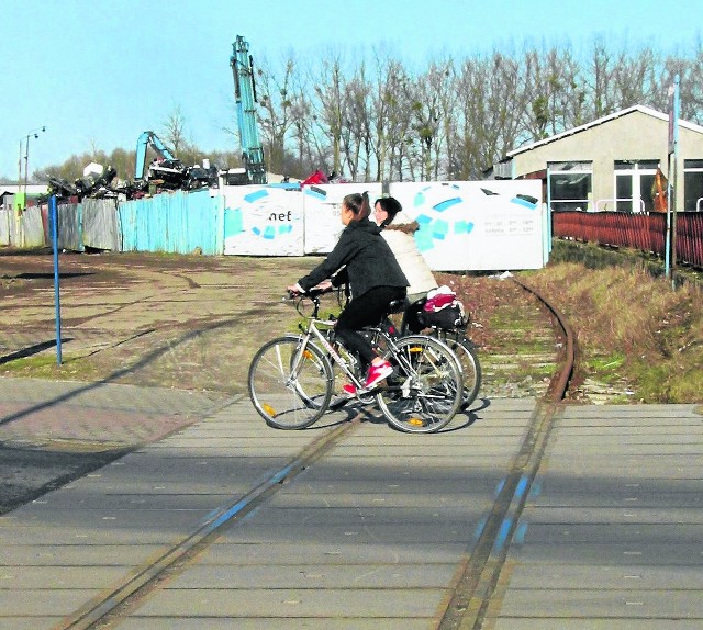 Bocznice kolejowe przecinające ul. Grunwaldzką, prowadzące do skupu złomu i elewatora zbożowego, wyglądają na dawno nieużywane.