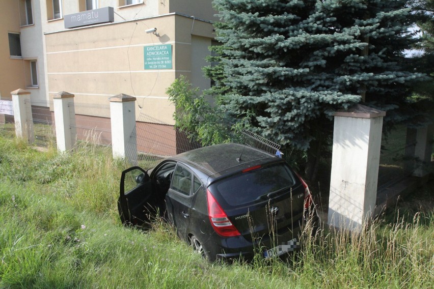 Wypadek na Swojczycach. Hyundai wjechał w płot [ZDJĘCIA]