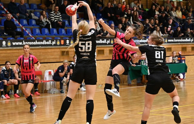 Osłabiona Suzuki Korona Handball (na zdjęciu rzuca Magda Więckowska) po prawie dwóch miesiącach wraca do gry.