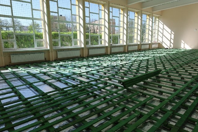 W LO w Sępólnie kończy się remont sali gimnastycznej, a rozpoczyna budowa boiska wielofunkcyjnego