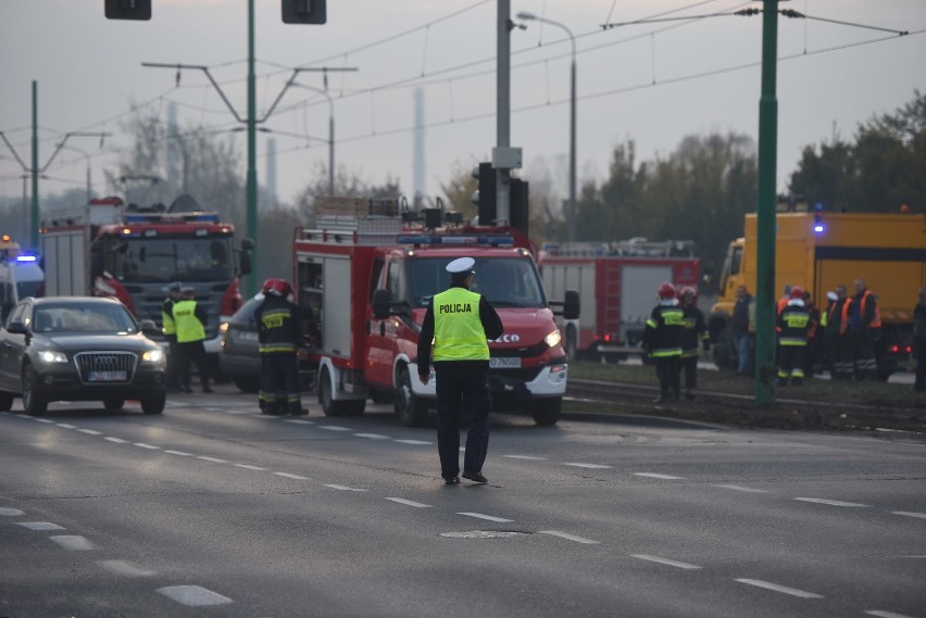 Tramwaj zderzył się z samochodem. Pięć osób rannych