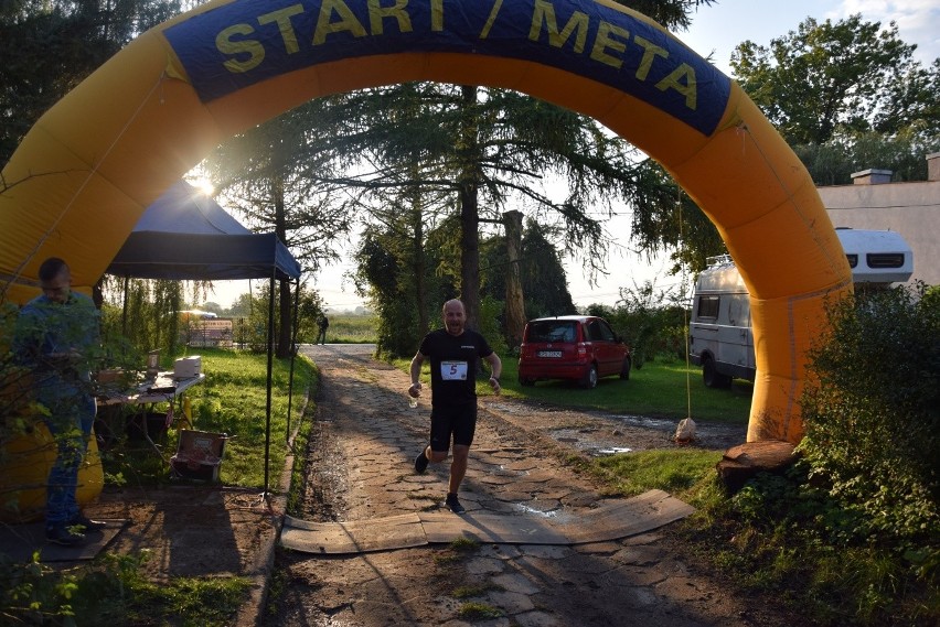 Biegli w pobiednickim półmaratonie, żeby pomóc zarobić na leczenie dla chorych osób [ZDJĘCIA]