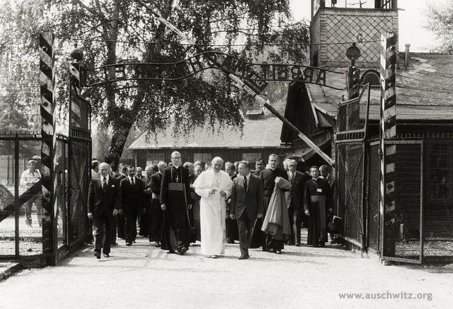 Nawiedzenie byłego hitlerowskiego obozu zagłady...