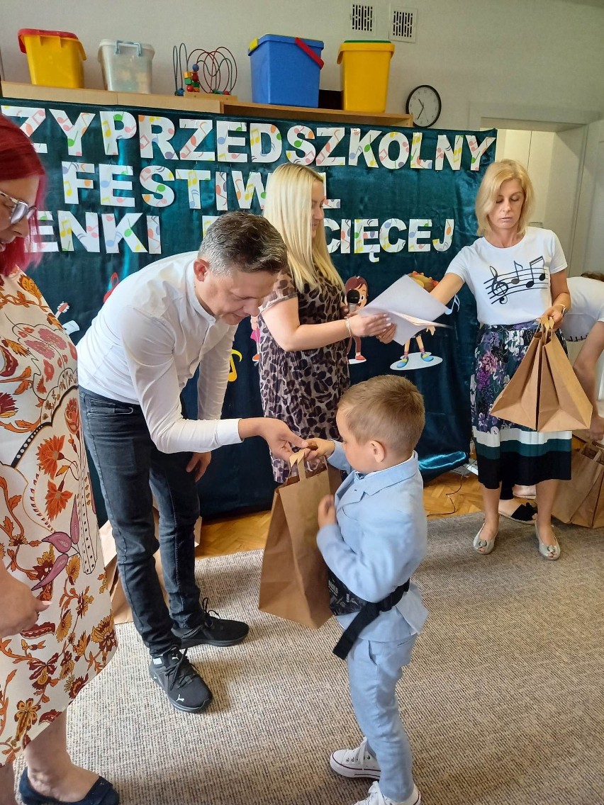 Międzyprzedszkolny Festiwal Piosenki Dziecięcej w Olszewie-Borkach z koncertem Jacka Gwiazdy